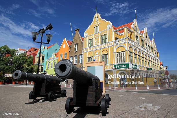 stores on handelskade, punda district, willemstad, curacao, netherlands antillies, west indies, caribbean - willemstad stockfoto's en -beelden