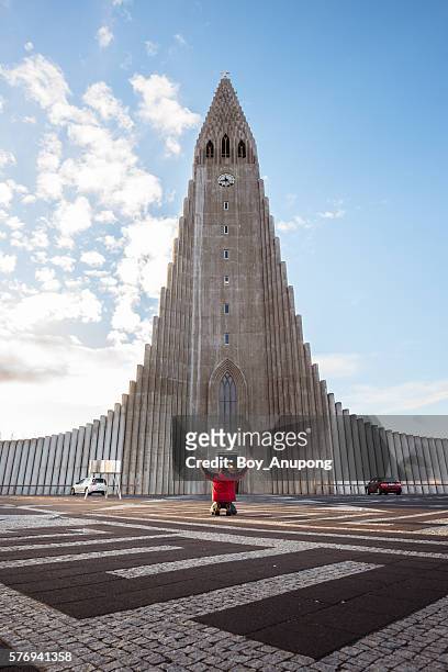 hallgrimskirkja the largest and tallest church in reykjavik the capital cities of iceland. - hallgrimskirkja bildbanksfoton och bilder