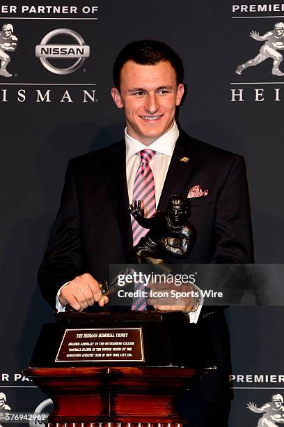 December 2012 Marriott Marquis Hotel Texas A&M Quarterback Johnny Manziel poses with the Heisman Trophy