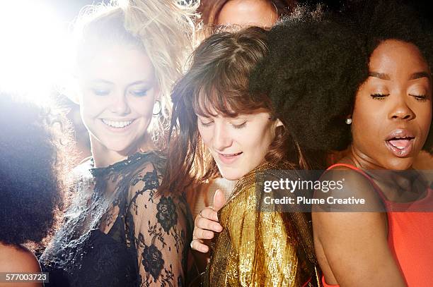 party - alleen jonge vrouwen stockfoto's en -beelden
