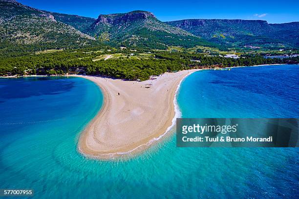 croatia, dalmatia, brac island, zlatni rat beach - zlatni rat stockfoto's en -beelden