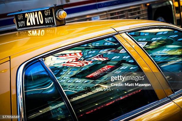 yellow cab, new york city - taxi amarillo fotografías e imágenes de stock