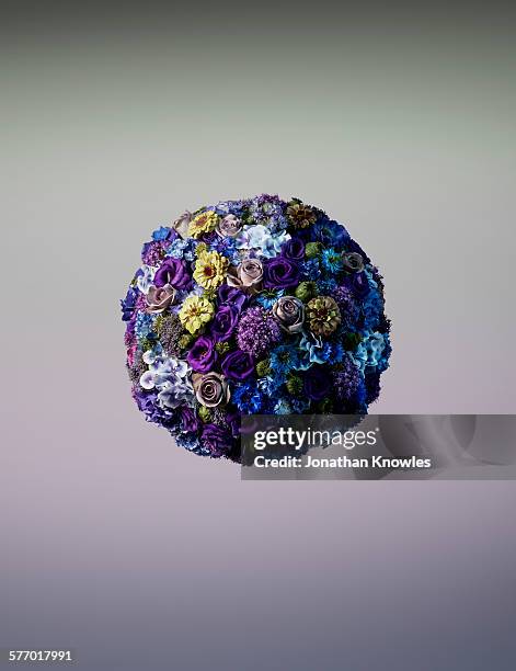 vibrant sphere shaped floral arrangement - blumenstrauß freisteller stock-fotos und bilder