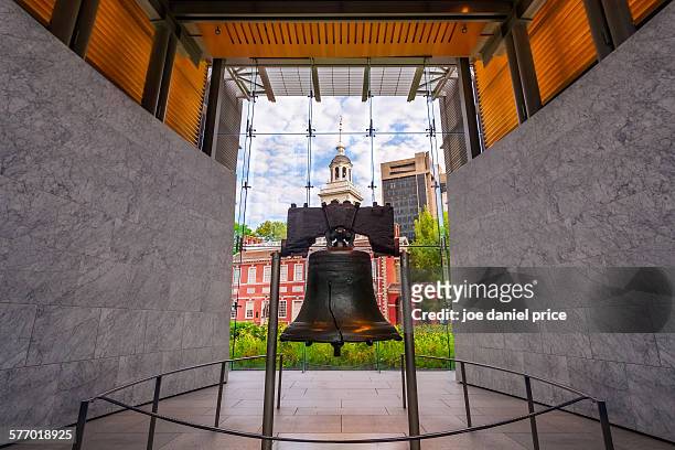 the liberty bell, philadelphia, pennsylvania, usa - freedom hall foto e immagini stock
