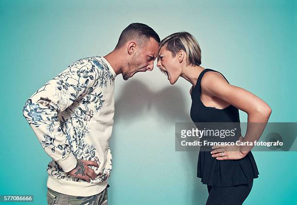 couple fighting - diverbio foto e immagini stock