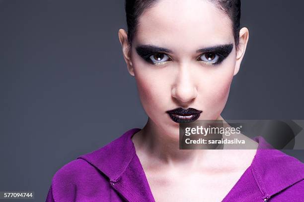 close up girl with black makeup - editorial - fotografias e filmes do acervo