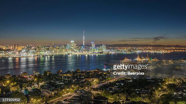 view point of mt victoria, auckland city skyline night view. - auckland skyline foto e immagini stock