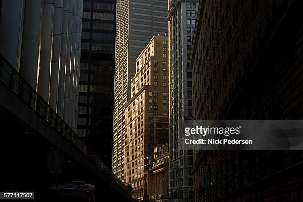 downtown new york city - wall street lower manhattan imagens e fotografias de stock