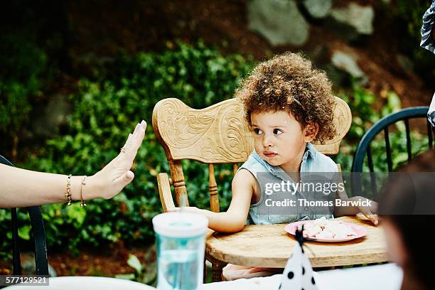 toddler girl with birthday cake on face - eenjarig plantenkenmerk stockfoto's en -beelden