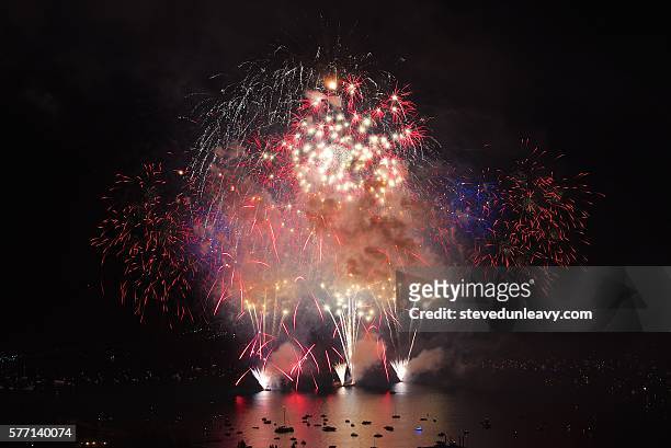 fireworks finale - fireworks finale 個照片及圖片檔