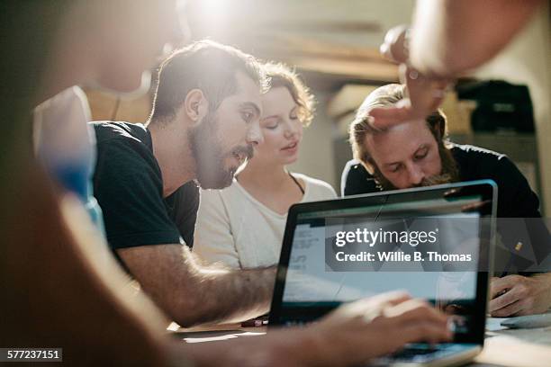 group of people in maker space - computer programmer photos et images de collection