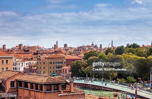 ponte della costituzione and view on venice - costituzione stockfoto's en -beelden