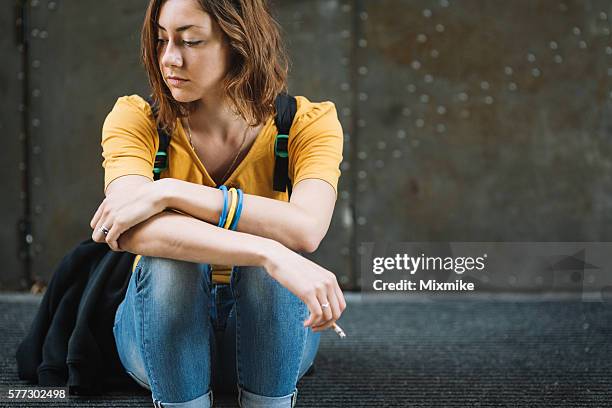 sad girl smoking on stairs - smoking girl 個照片及圖片檔