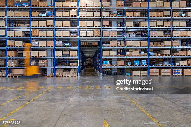 gabelstapler heben pappkarton im lager. - box lifting technique stock-fotos und bilder