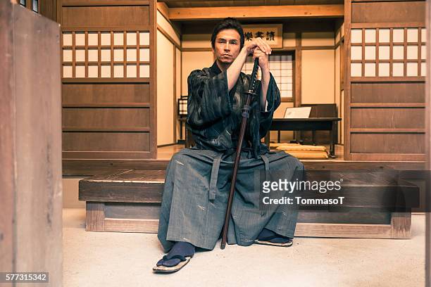 samouraï assis avec son katana - samouraï photos et images de collection