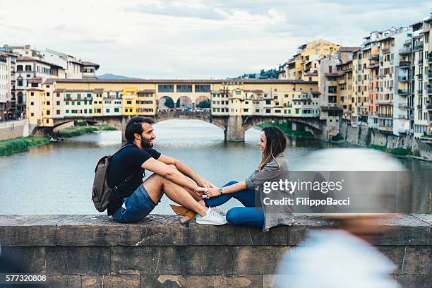 verliebtes paar in der nähe der brücke ponte vecchio in florenz - roller vintage stock-fotos und bilder