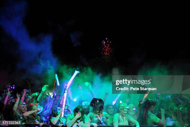 neon color run-night. 5k race. - color run foto e immagini stock