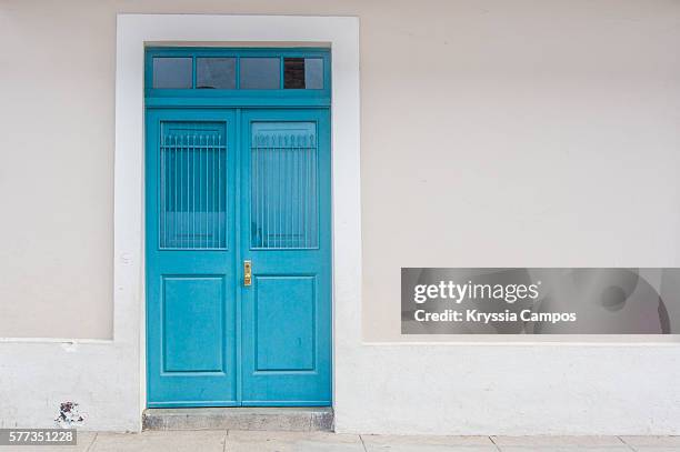 turquoise wooden door entry to old house - portail photos et images de collection