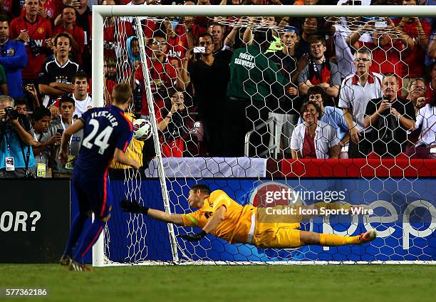 Darren Fletcher of Manchester United scores the winning goal on penalty kicks against Juan Pablo Carrizo of Inter Milan during an International...