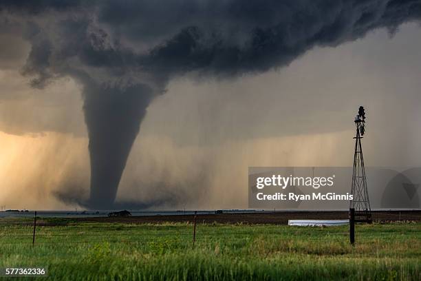 dodge city tornado 5 - dodge-city-kansas stockfoto's en -beelden
