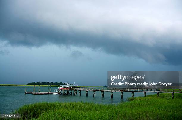 storm front approaches - hilton head stockfoto's en -beelden