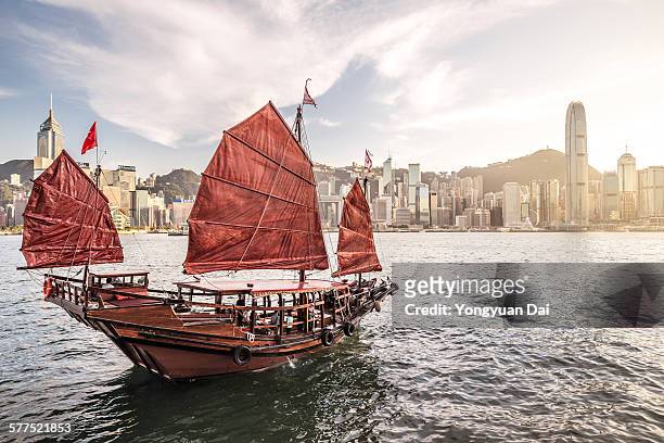 junk boat in victoria harbour - chinese culture stock-fotos und bilder
