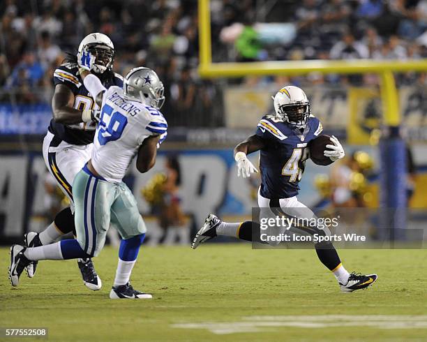 August 7, 2014; San Diego, Ca; USA; San Diego Chargers Tight End David Johnson clears the way for rookie Running Back Branden Oliver to get outside...