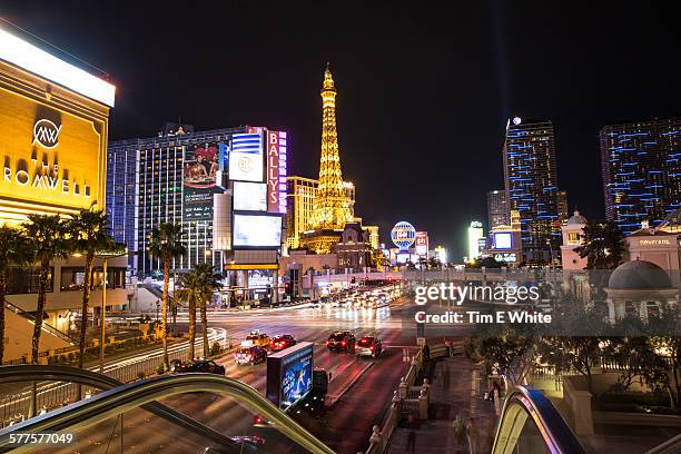 las vegas strip at night, usa - パリスラスベガス ストックフォトと画像