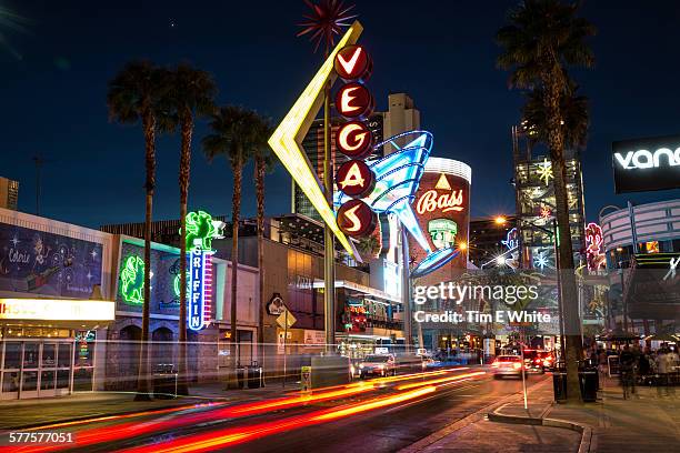 downtown las vegas at night, usa - strip de las vegas - fotografias e filmes do acervo