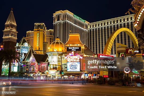 las vegas strip at night, usa - the palazzo las vegas stock pictures, royalty-free photos & images