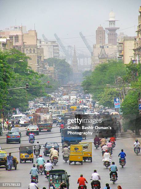 streets of karachi - pakistan monument fotografías e imágenes de stock