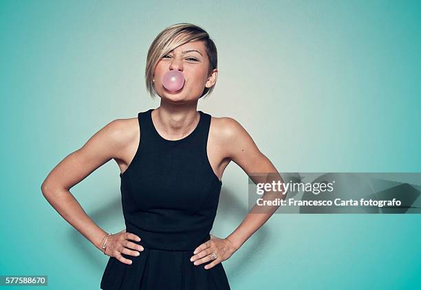 bubble gum woman - bubble gum stockfoto's en -beelden