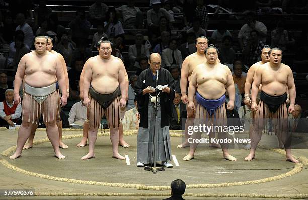 Japan - Japan Sumo Association Chairman Hanaregoma speaks on the dohyo ring as a 15-day May Technical Examination Tournament wrapped up at Ryogoku...