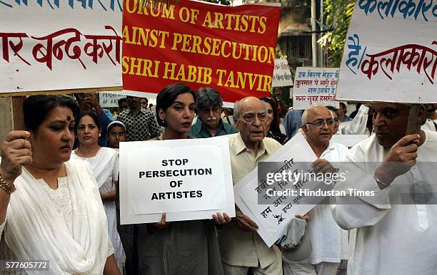 Shabana Azmi, A.K. Hangal and Javed Akhtar - Forum of Artists protest against persecution of Habib Tanvir at Juhu n Mumbai