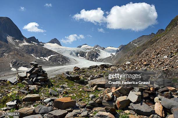 rock cairns at gries glacier - kanton tessin fotografías e imágenes de stock