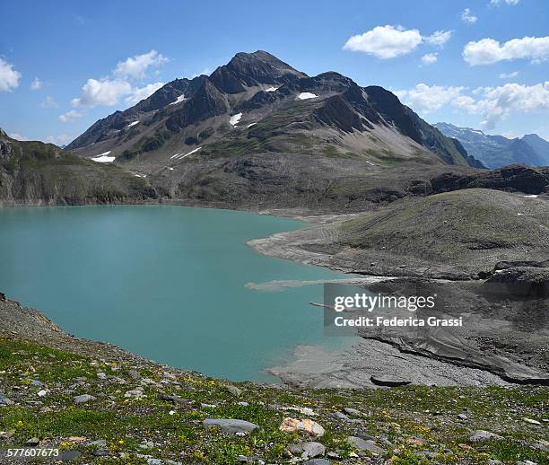 alpine lake griessee, switzerland - kanton tessin fotografías e imágenes de stock