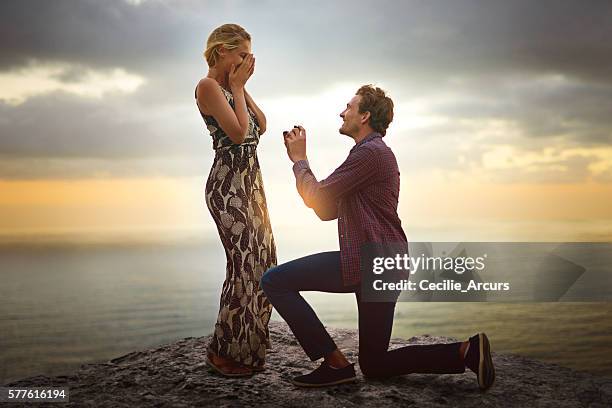 ¿puedo tener el honor de amarte para siempre? - anillo de compromiso fotografías e imágenes de stock