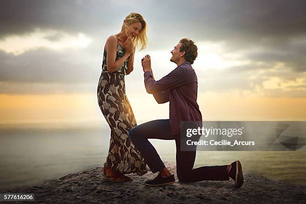 cuando su amor te ponga de rodillas, cásate con ella - anillo de compromiso fotografías e imágenes de stock