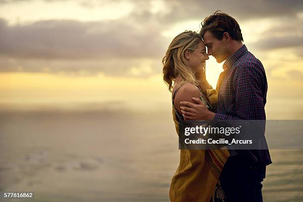 love that speaks to the soul - romantiek stockfoto's en -beelden