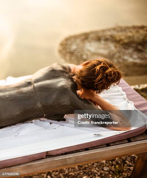 frau, die ein mud therapie im spa - fango stock-fotos und bilder