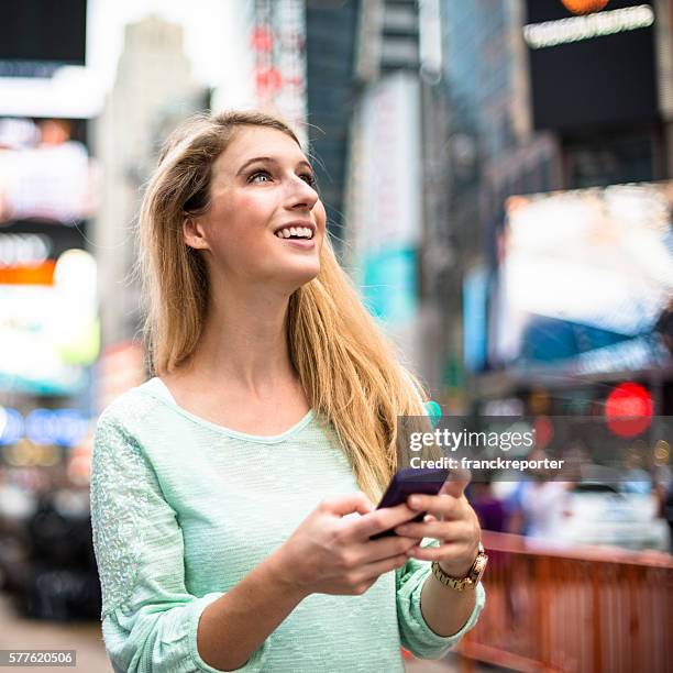 woman on the phone in times square - nyc - us blank billboard stockfoto's en -beelden