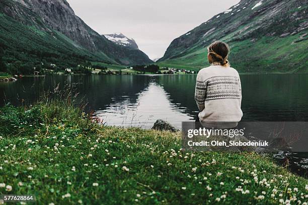 woman near the lake - noorwegen stockfoto's en -beelden