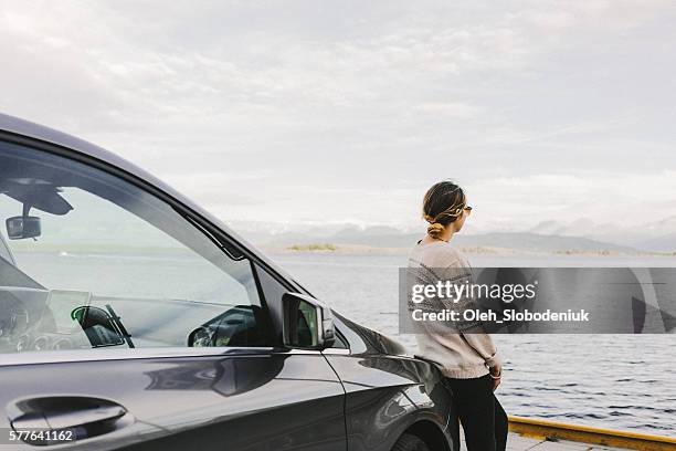 woman near the car - auto sommer stockfoto's en -beelden