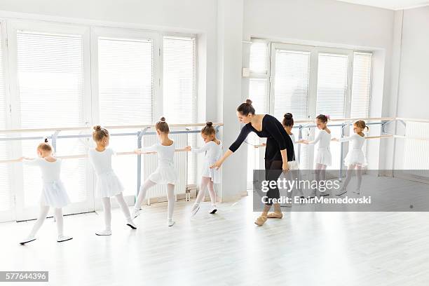 piccole ballerine con insegnante di balletto personale in studio di danza. - dance teacher foto e immagini stock