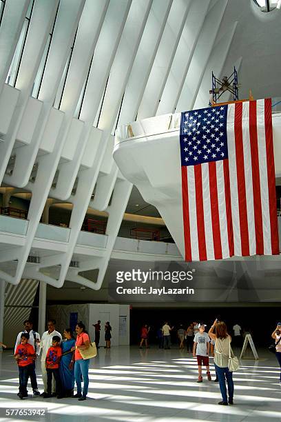american flag, people under the oculus, world trade transportation hub - family portrait 3d stockfoto's en -beelden