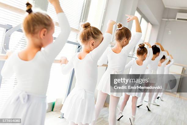 kleine ballerinas mit barre beim üben im tanzstudio. - little ballet stock-fotos und bilder