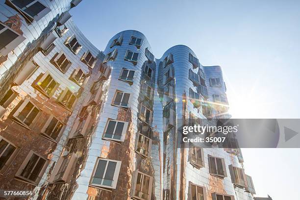 frank o. gehry's neuer zollhof buildings at medienhafen, dusseldorf - frank gehry stock pictures, royalty-free photos & images