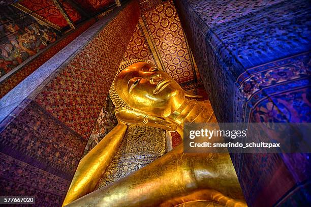 reclining buddga wat pho - buda fotografías e imágenes de stock