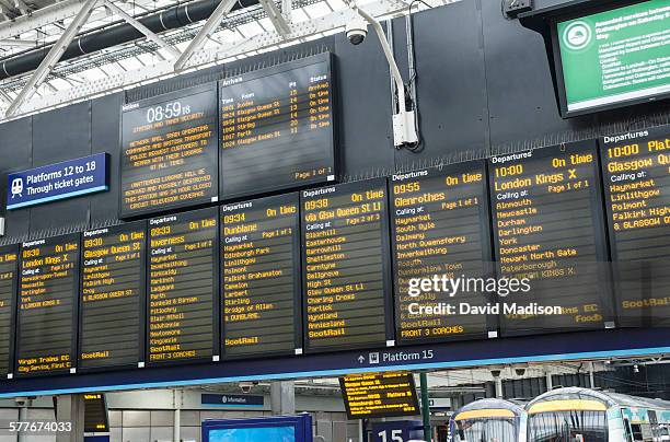 arrival and departure signs. - vluchtschema stockfoto's en -beelden