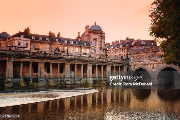 poultney bridge and weir in bath - bath uk stock pictures, royalty-free photos & images